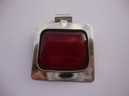 colgante vidrio rojo engarzado en plata