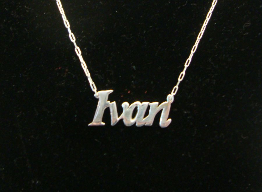 nombre en plata con cadena