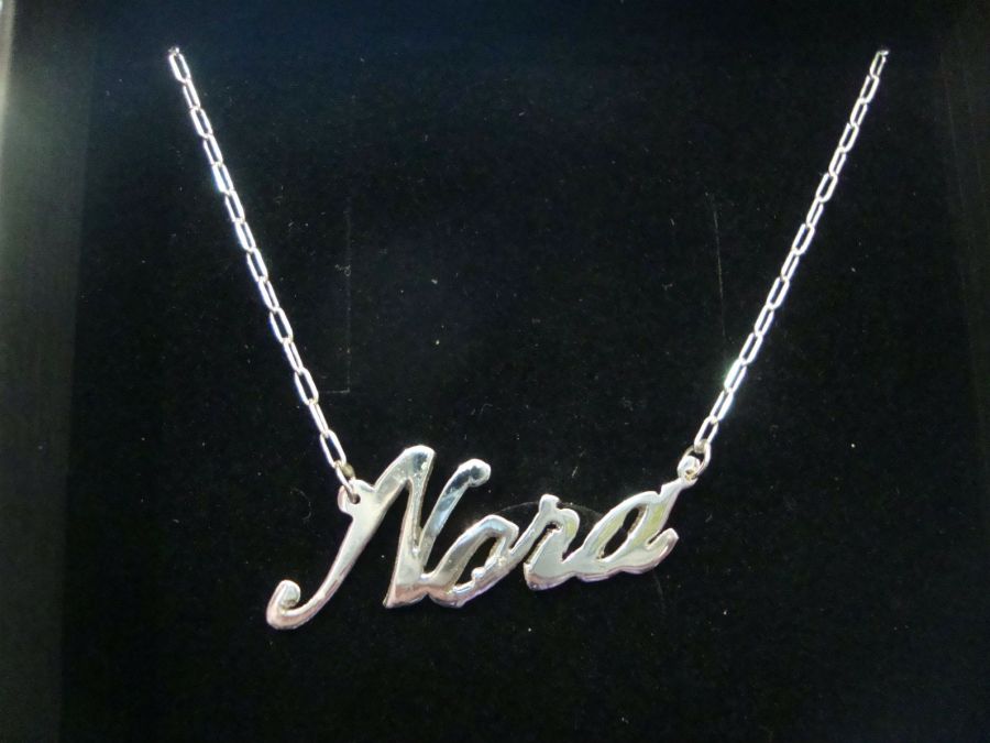 nombre en plata con cadena